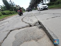 Jokowi Bagi-Bagi Rp 32 T Buat Bangun Jalan-Jalan 'Neraka'