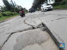 Jokowi Bagi-Bagi Rp 32 T Buat Bangun Jalan-Jalan 'Neraka'