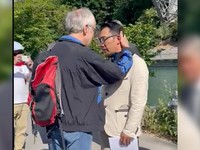 Ada Sosok Warga Bern Penolong yang Memeluk Ridwan Kamil