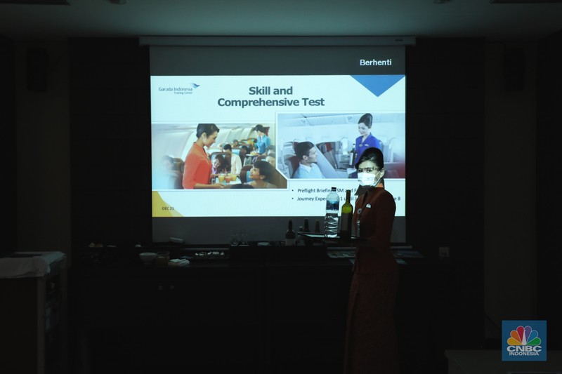 Garuda Indonesia Sejumlah awak kabin melakukan pelatihan di pusat pelatihan kabin kru maskapai Garuda Indonesia Training Center (GITC) di Duri Kosambi, Cengkareng, Jakarta, Selasa (31/5/2022). GITC memiliki gedung training pilot, gedung pelatihan pramugari dan gedung emergency safety. Selain itu, terdapat fasilitas penunjang lain seperti ruang social grace (ruang pelatihan make up pramugari), dormitory (asrama tempat tinggal), table manner dan perpustakaan. (CNBC Indonesia/Tri Susilo)