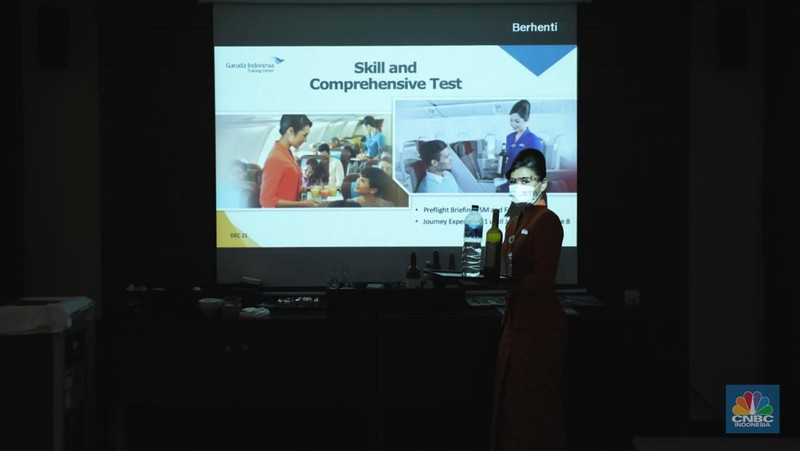 Sejumlah awak kabin melakukan pelatihan di pusat pelatihan kabin kru maskapai Garuda Indonesia Training Center (GITC) di Duri Kosambi, Cengkareng, Jakarta, Selasa (31/5/2022). GITC memiliki gedung training pilot, gedung pelatihan pramugari dan gedung emergency safety. Selain itu, terdapat fasilitas penunjang lain seperti ruang social grace (ruang pelatihan make up pramugari), dormitory (asrama tempat tinggal), table manner dan perpustakaan. (CNBC Indonesia/Tri Susilo)