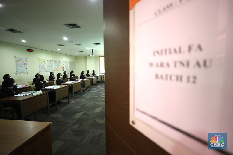 Garuda Indonesia Sejumlah awak kabin melakukan pelatihan di pusat pelatihan kabin kru maskapai Garuda Indonesia Training Center (GITC) di Duri Kosambi, Cengkareng, Jakarta, Selasa (31/5/2022). GITC memiliki gedung training pilot, gedung pelatihan pramugari dan gedung emergency safety. Selain itu, terdapat fasilitas penunjang lain seperti ruang social grace (ruang pelatihan make up pramugari), dormitory (asrama tempat tinggal), table manner dan perpustakaan. (CNBC Indonesia/Tri Susilo)
