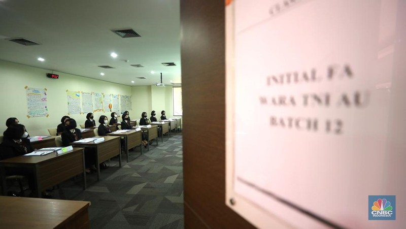 Sejumlah awak kabin melakukan pelatihan di pusat pelatihan kabin kru maskapai Garuda Indonesia Training Center (GITC) di Duri Kosambi, Cengkareng, Jakarta, Selasa (31/5/2022). GITC memiliki gedung training pilot, gedung pelatihan pramugari dan gedung emergency safety. Selain itu, terdapat fasilitas penunjang lain seperti ruang social grace (ruang pelatihan make up pramugari), dormitory (asrama tempat tinggal), table manner dan perpustakaan. (CNBC Indonesia/Tri Susilo)
