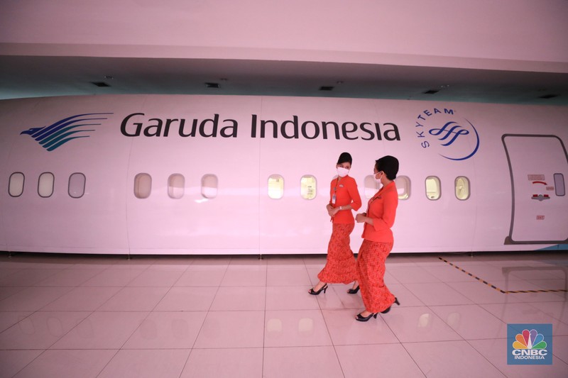 Sejumlah awak kabin melakukan pelatihan di pusat pelatihan kabin kru maskapai Garuda Indonesia Training Center (GITC) di Duri Kosambi, Cengkareng, Jakarta, Selasa (31/5/2022). GITC memiliki gedung training pilot, gedung pelatihan pramugari dan gedung emergency safety. Selain itu, terdapat fasilitas penunjang lain seperti ruang social grace (ruang pelatihan make up pramugari), dormitory (asrama tempat tinggal), table manner dan perpustakaan. (CNBC Indonesia/Tri Susilo)