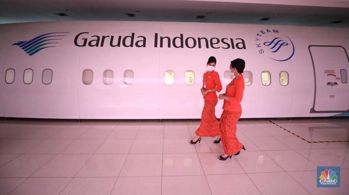 Sejumlah awak kabin melakukan pelatihan di pusat pelatihan kabin kru maskapai Garuda Indonesia Training Center (GITC) di Duri Kosambi, Cengkareng, Jakarta, Selasa (31/5/2022). GITC memiliki gedung training pilot, gedung pelatihan pramugari dan gedung emergency safety. Selain itu, terdapat fasilitas penunjang lain seperti ruang social grace (ruang pelatihan make up pramugari), dormitory (asrama tempat tinggal), table manner dan perpustakaan. (CNBC Indonesia/Tri Susilo)