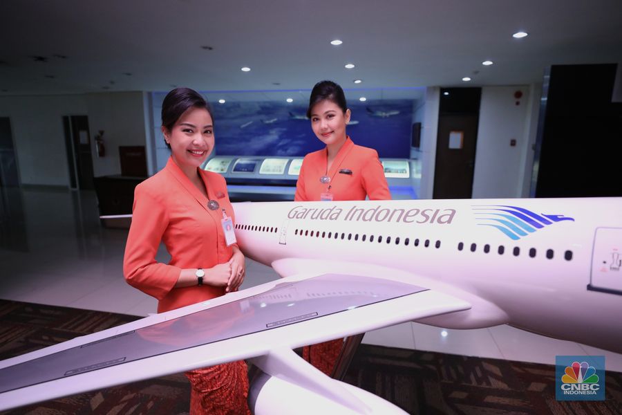 Sejumlah awak kabin melakukan pelatihan di pusat pelatihan kabin kru maskapai Garuda Indonesia Training Center (GITC) di Duri Kosambi, Cengkareng, Jakarta, Selasa (31/5/2022). GITC memiliki gedung training pilot, gedung pelatihan pramugari dan gedung emergency safety. Selain itu, terdapat fasilitas penunjang lain seperti ruang social grace (ruang pelatihan make up pramugari), dormitory (asrama tempat tinggal), table manner dan perpustakaan. (CNBC Indonesia/Tri Susilo)