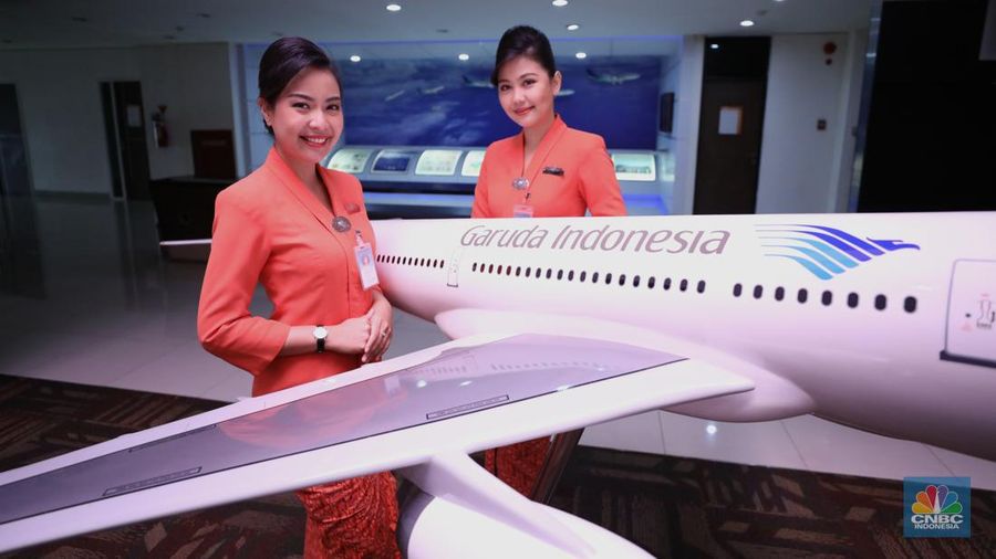 Sejumlah awak kabin melakukan pelatihan di pusat pelatihan kabin kru maskapai Garuda Indonesia Training Center (GITC) di Duri Kosambi, Cengkareng, Jakarta, Selasa (31/5/2022). GITC memiliki gedung training pilot, gedung pelatihan pramugari dan gedung emergency safety. Selain itu, terdapat fasilitas penunjang lain seperti ruang social grace (ruang pelatihan make up pramugari), dormitory (asrama tempat tinggal), table manner dan perpustakaan. (վ/Tri Susilo)