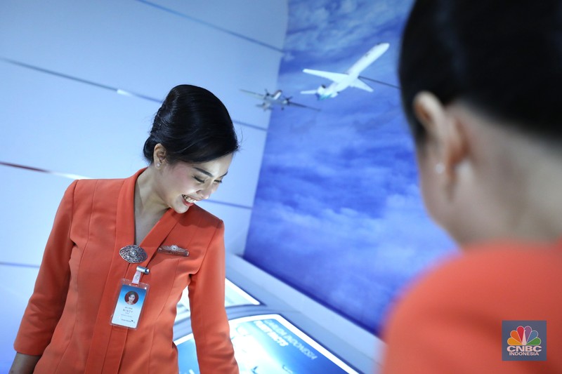 Garuda Indonesia Sejumlah awak kabin melakukan pelatihan di pusat pelatihan kabin kru maskapai Garuda Indonesia Training Center (GITC) di Duri Kosambi, Cengkareng, Jakarta, Selasa (31/5/2022). GITC memiliki gedung training pilot, gedung pelatihan pramugari dan gedung emergency safety. Selain itu, terdapat fasilitas penunjang lain seperti ruang social grace (ruang pelatihan make up pramugari), dormitory (asrama tempat tinggal), table manner dan perpustakaan. (CNBC Indonesia/Tri Susilo)