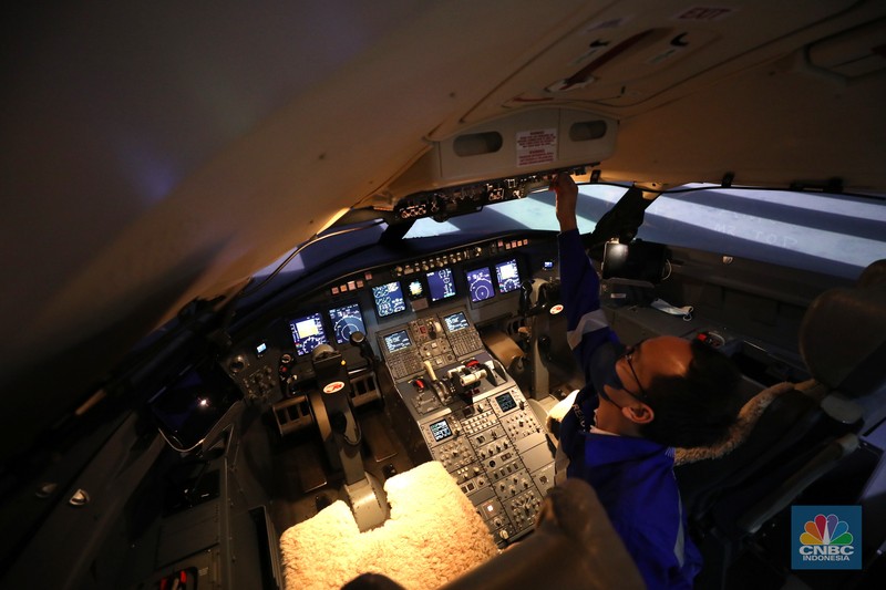 Garuda Indonesia Sejumlah awak kabin melakukan pelatihan di pusat pelatihan kabin kru maskapai Garuda Indonesia Training Center (GITC) di Duri Kosambi, Cengkareng, Jakarta, Selasa (31/5/2022). GITC memiliki gedung training pilot, gedung pelatihan pramugari dan gedung emergency safety. Selain itu, terdapat fasilitas penunjang lain seperti ruang social grace (ruang pelatihan make up pramugari), dormitory (asrama tempat tinggal), table manner dan perpustakaan. (CNBC Indonesia/Tri Susilo)