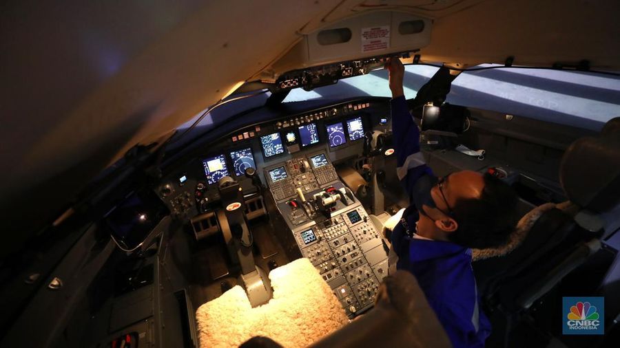 Sejumlah awak kabin melakukan pelatihan di pusat pelatihan kabin kru maskapai Garuda Indonesia Training Center (GITC) di Duri Kosambi, Cengkareng, Jakarta, Selasa (31/5/2022). GITC memiliki gedung training pilot, gedung pelatihan pramugari dan gedung emergency safety. Selain itu, terdapat fasilitas penunjang lain seperti ruang social grace (ruang pelatihan make up pramugari), dormitory (asrama tempat tinggal), table manner dan perpustakaan. (CNBC Indonesia/Tri Susilo)