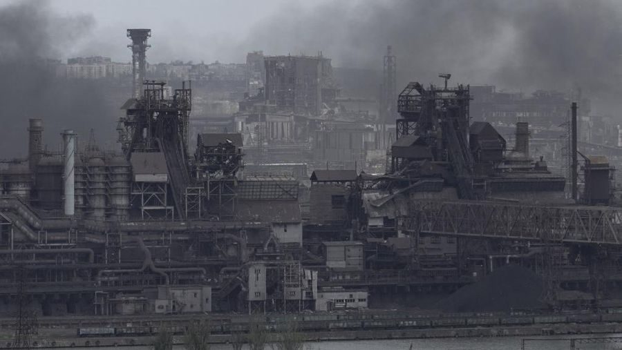 Seorang gadis berjalan di depan gedung apartemen yang rusak setelah serangan Rusia ke Ukraina di kota Slovyansk di wilayah Donbas, Ukraina timur, Selasa (31/5/2022). (Photo by ARIS MESSINIS / AFP)