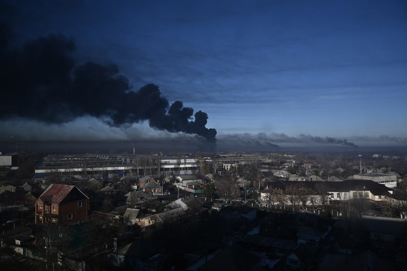 Kota Hancur Serangan rusia ke ukraina di kota Slovyansk di wilayah Donbas, Ukraina timur Seorang gadis berjalan di depan gedung apartemen yang rusak setelah serangan Rusia ke Ukraina di kota Slovyansk di wilayah Donbas, Ukraina timur, Selasa (31/5/2022). (Photo by ARIS MESSINIS / AFP)