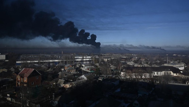 Seorang gadis berjalan di depan gedung apartemen yang rusak setelah serangan Rusia ke Ukraina di kota Slovyansk di wilayah Donbas, Ukraina timur, Selasa (31/5/2022). (Photo by ARIS MESSINIS / AFP)