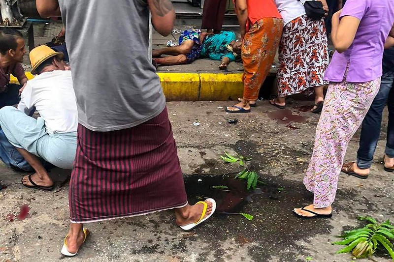 Bom di Yangon Myanmar Gambar yang diperoleh dari akun Facebook Aung Khaing Thein menunjukkan sejumlah warga membantu korban yang terluka setelah ledakan bom di pusat komersial Yangon, Myanmar, Senin (31/5/20220. Akibat ledakan bom tersebut satu orang tewas dan sembilan orang terluka. (Photo by AUNG KHAING THEIN / FACEBOOK / AFP)