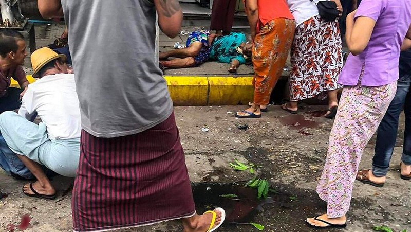 Gambar yang diperoleh dari akun Facebook Aung Khaing Thein menunjukkan sejumlah warga membantu korban yang terluka setelah ledakan bom di pusat komersial Yangon, Myanmar, Senin (31/5/20220. Akibat ledakan bom tersebut satu orang tewas dan sembilan orang terluka. (Photo by AUNG KHAING THEIN / FACEBOOK / AFP)
