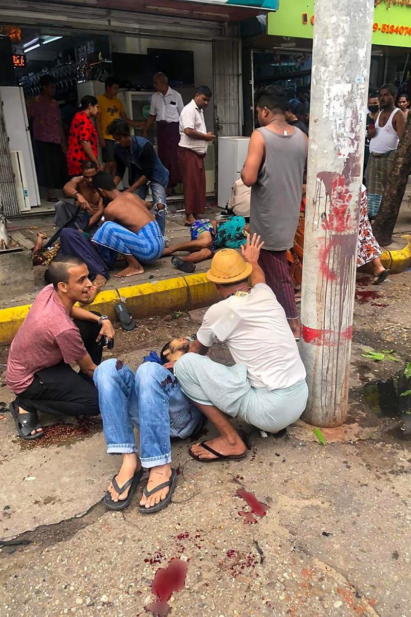 Bom di Yangon Myanmar Gambar yang diperoleh dari akun Facebook Aung Khaing Thein menunjukkan sejumlah warga membantu korban yang terluka setelah ledakan bom di pusat komersial Yangon, Myanmar, Senin (31/5/20220. Akibat ledakan bom tersebut satu orang tewas dan sembilan orang terluka. (Photo by AUNG KHAING THEIN / FACEBOOK / AFP)