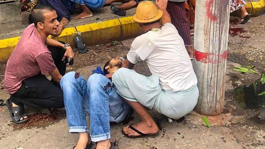 Gambar yang diperoleh dari akun Facebook Aung Khaing Thein menunjukkan sejumlah warga membantu korban yang terluka setelah ledakan bom di pusat komersial Yangon, Myanmar, Senin (31/5/20220. Akibat ledakan bom tersebut satu orang tewas dan sembilan orang terluka. (Photo by AUNG KHAING THEIN / FACEBOOK / AFP)