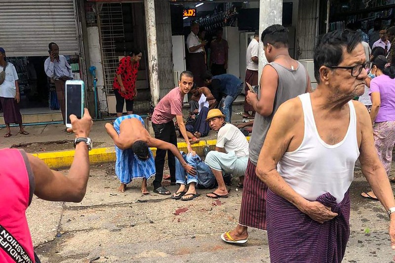 Bom di Yangon Myanmar Gambar yang diperoleh dari akun Facebook Aung Khaing Thein menunjukkan sejumlah warga membantu korban yang terluka setelah ledakan bom di pusat komersial Yangon, Myanmar, Senin (31/5/20220. Akibat ledakan bom tersebut satu orang tewas dan sembilan orang terluka. (Photo by AUNG KHAING THEIN / FACEBOOK / AFP)
