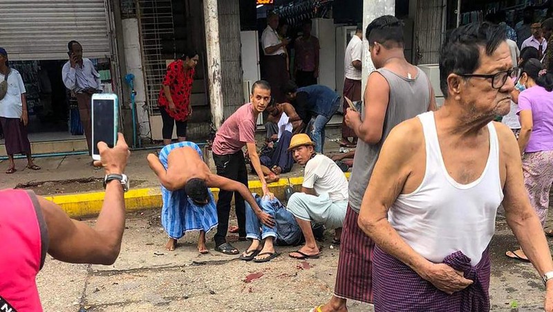 Gambar yang diperoleh dari akun Facebook Aung Khaing Thein menunjukkan sejumlah warga membantu korban yang terluka setelah ledakan bom di pusat komersial Yangon, Myanmar, Senin (31/5/20220. Akibat ledakan bom tersebut satu orang tewas dan sembilan orang terluka. (Photo by AUNG KHAING THEIN / FACEBOOK / AFP)