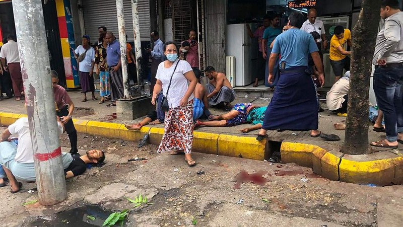 Gambar yang diperoleh dari akun Facebook Aung Khaing Thein menunjukkan sejumlah warga membantu korban yang terluka setelah ledakan bom di pusat komersial Yangon, Myanmar, Senin (31/5/20220. Akibat ledakan bom tersebut satu orang tewas dan sembilan orang terluka. (Photo by AUNG KHAING THEIN / FACEBOOK / AFP)