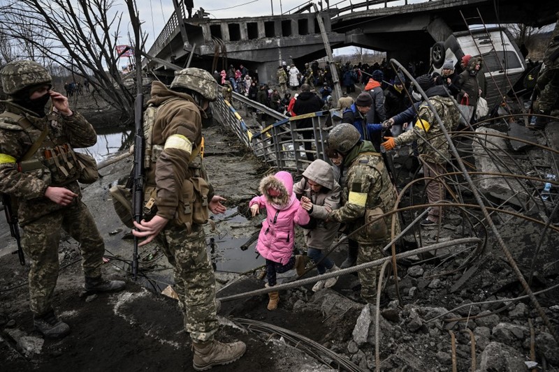Kota Hancur Serangan rusia ke ukraina di kota Slovyansk di wilayah Donbas, Ukraina timur Seorang gadis berjalan di depan gedung apartemen yang rusak setelah serangan Rusia ke Ukraina di kota Slovyansk di wilayah Donbas, Ukraina timur, Selasa (31/5/2022). (Photo by ARIS MESSINIS / AFP)