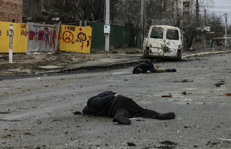 Seorang gadis berjalan di depan gedung apartemen yang rusak setelah serangan Rusia ke Ukraina di kota Slovyansk di wilayah Donbas, Ukraina timur, Selasa (31/5/2022). (Photo by ARIS MESSINIS / AFP)