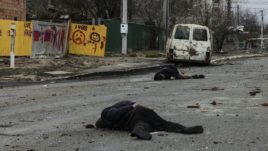 Seorang gadis berjalan di depan gedung apartemen yang rusak setelah serangan Rusia ke Ukraina di kota Slovyansk di wilayah Donbas, Ukraina timur, Selasa (31/5/2022). (Photo by ARIS MESSINIS / AFP)