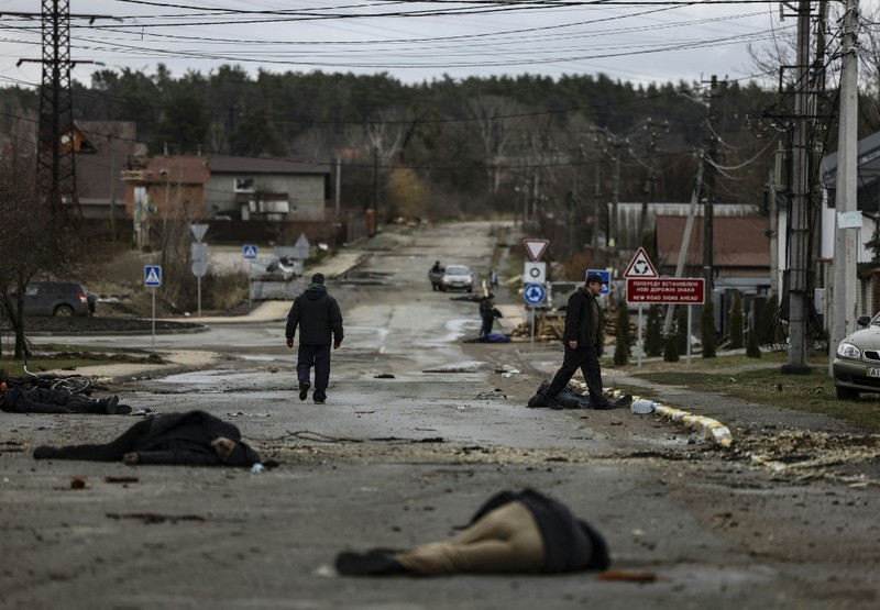 Kota Hancur Serangan rusia ke ukraina di kota Slovyansk di wilayah Donbas, Ukraina timur Seorang gadis berjalan di depan gedung apartemen yang rusak setelah serangan Rusia ke Ukraina di kota Slovyansk di wilayah Donbas, Ukraina timur, Selasa (31/5/2022). (Photo by ARIS MESSINIS / AFP)