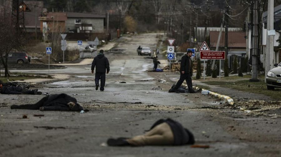 Seorang gadis berjalan di depan gedung apartemen yang rusak setelah serangan Rusia ke Ukraina di kota Slovyansk di wilayah Donbas, Ukraina timur, Selasa (31/5/2022). (Photo by ARIS MESSINIS / AFP)