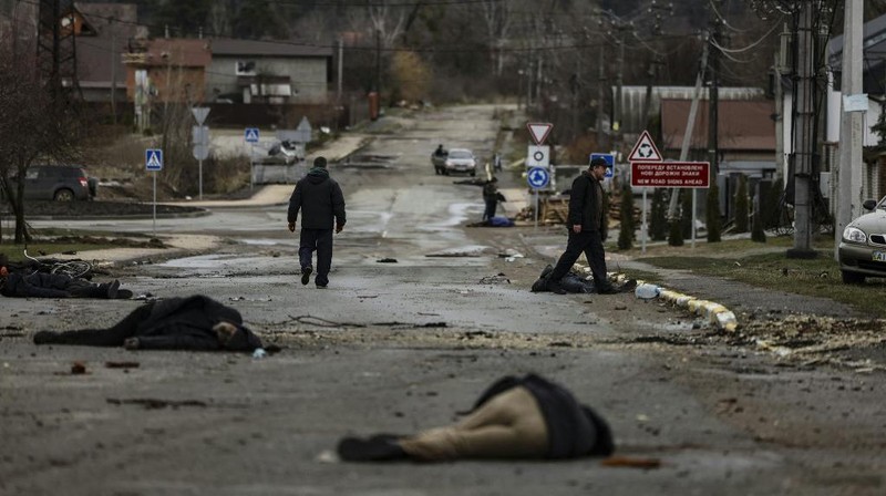 Seorang gadis berjalan di depan gedung apartemen yang rusak setelah serangan Rusia ke Ukraina di kota Slovyansk di wilayah Donbas, Ukraina timur, Selasa (31/5/2022). (Photo by ARIS MESSINIS / AFP)