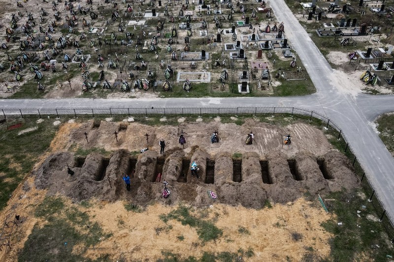 Kota Hancur Serangan rusia ke ukraina di kota Slovyansk di wilayah Donbas, Ukraina timur Seorang gadis berjalan di depan gedung apartemen yang rusak setelah serangan Rusia ke Ukraina di kota Slovyansk di wilayah Donbas, Ukraina timur, Selasa (31/5/2022). (Photo by ARIS MESSINIS / AFP)