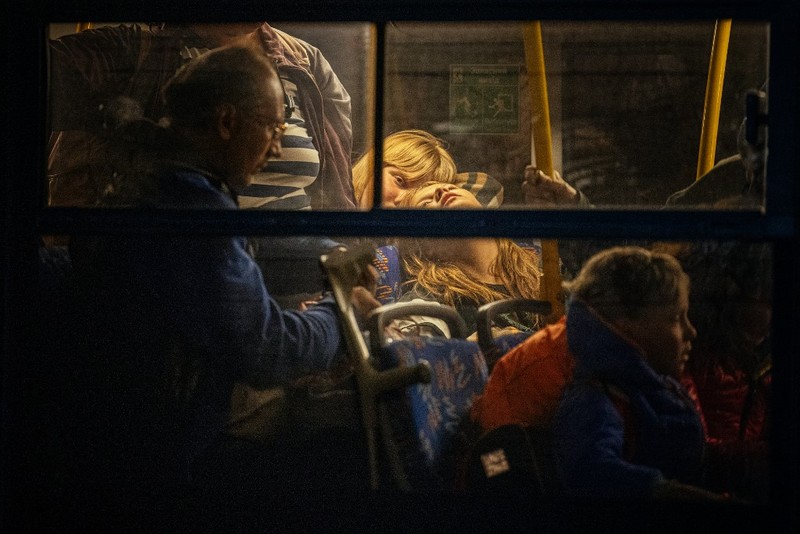 Seorang gadis berjalan di depan gedung apartemen yang rusak setelah serangan Rusia ke Ukraina di kota Slovyansk di wilayah Donbas, Ukraina timur, Selasa (31/5/2022). (Photo by ARIS MESSINIS / AFP)