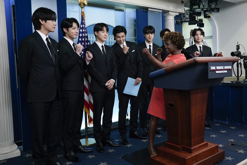 Anggota pop Korea Selatan (K-pop) BTS berbincang dengan sekretaris pers Gedung Putih Karine Jean-Pierre selama pengarahan harian sebelum bertemu Presiden AS Joe Biden di Gedung Putih di Washington, Selasa (31/5/2022). Anggota BTS akan bertemu dengan Presiden AS Joe Biden untuk membahas tentang inklusi dan representasi Asia, dan menangani kejahatan kebencian dan diskriminasi anti-Asia. (AP Photo/Susan Walsh)