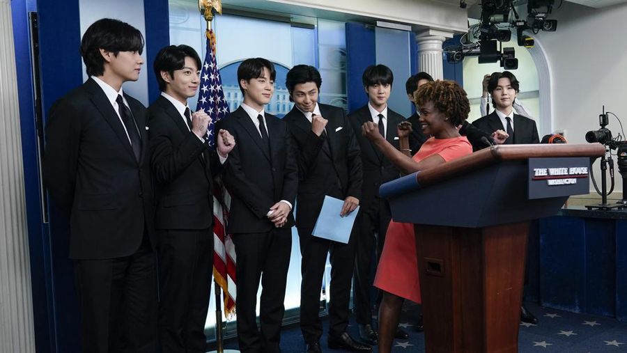 (Kiri-Kanan) Jimin, Jungkook, RM dan Jin personil pop Korea Selatan BTS berbicara pada konferensi pers seblum bertemu Presiden AS Joe Biden di Gedung Putih, Washington, DC, Selasa (31/5/2022). Anggota BTS akan bertemu dengan Presiden AS Joe Biden untuk membahas tentang inklusi dan representasi Asia, dan menangani kejahatan kebencian dan diskriminasi anti-Asia. (Photo by Kevin Dietsch / GETTY IMAGES NORTH AMERICA / Getty Images via AFP)