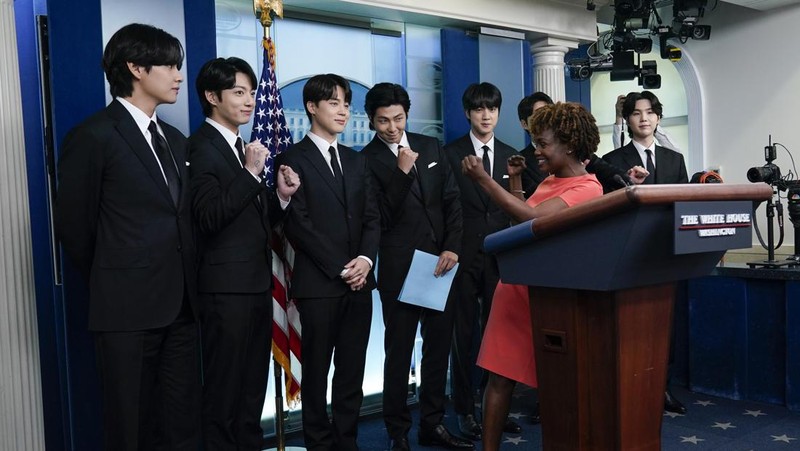 (Kiri-Kanan) Jimin, Jungkook, RM dan Jin personil pop Korea Selatan BTS berbicara pada konferensi pers seblum bertemu Presiden AS Joe Biden di Gedung Putih, Washington, DC, Selasa (31/5/2022). Anggota BTS akan bertemu dengan Presiden AS Joe Biden untuk membahas tentang inklusi dan representasi Asia, dan menangani kejahatan kebencian dan diskriminasi anti-Asia. (Photo by Kevin Dietsch / GETTY IMAGES NORTH AMERICA / Getty Images via AFP)