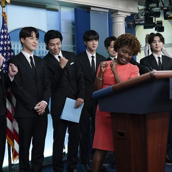 Potret BTS Gegerkan Gedung Putih, Siap Bicara Anti-Asia di AS