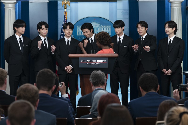 Anggota pop Korea Selatan (K-pop) BTS berbincang dengan sekretaris pers Gedung Putih Karine Jean-Pierre selama pengarahan harian sebelum bertemu Presiden AS Joe Biden di Gedung Putih di Washington, Selasa (31/5/2022). Anggota BTS akan bertemu dengan Presiden AS Joe Biden untuk membahas tentang inklusi dan representasi Asia, dan menangani kejahatan kebencian dan diskriminasi anti-Asia. (AP Photo/Susan Walsh)