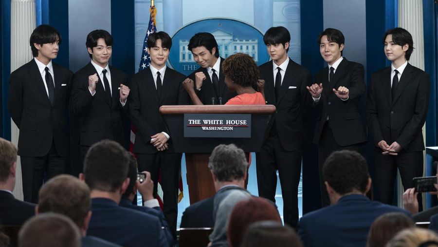 (Kiri-Kanan) Jimin, Jungkook, RM dan Jin personil pop Korea Selatan BTS berbicara pada konferensi pers seblum bertemu Presiden AS Joe Biden di Gedung Putih, Washington, DC, Selasa (31/5/2022). Anggota BTS akan bertemu dengan Presiden AS Joe Biden untuk membahas tentang inklusi dan representasi Asia, dan menangani kejahatan kebencian dan diskriminasi anti-Asia. (Photo by Kevin Dietsch / GETTY IMAGES NORTH AMERICA / Getty Images via AFP)