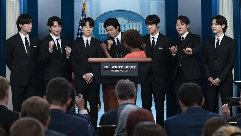 (Kiri-Kanan) Jimin, Jungkook, RM dan Jin personil pop Korea Selatan BTS berbicara pada konferensi pers seblum bertemu Presiden AS Joe Biden di Gedung Putih, Washington, DC, Selasa (31/5/2022). Anggota BTS akan bertemu dengan Presiden AS Joe Biden untuk membahas tentang inklusi dan representasi Asia, dan menangani kejahatan kebencian dan diskriminasi anti-Asia. (Photo by Kevin Dietsch / GETTY IMAGES NORTH AMERICA / Getty Images via AFP)