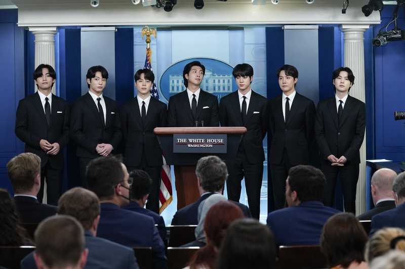 Anggota pop Korea Selatan (K-pop) BTS berbincang dengan sekretaris pers Gedung Putih Karine Jean-Pierre selama pengarahan harian sebelum bertemu Presiden AS Joe Biden di Gedung Putih di Washington, Selasa (31/5/2022). Anggota BTS akan bertemu dengan Presiden AS Joe Biden untuk membahas tentang inklusi dan representasi Asia, dan menangani kejahatan kebencian dan diskriminasi anti-Asia. (AP Photo/Susan Walsh)