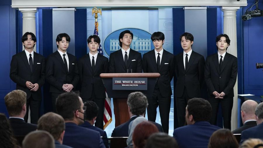 Anggota pop Korea Selatan (K-pop) BTS memberikan keterangan pers sebelum bertemu Presiden AS Joe Biden di Gedung Putih di Washington, Selasa (31/5/2022). Anggota BTS akan bertemu dengan Presiden AS Joe Biden untuk membahas tentang inklusi dan representasi Asia, dan menangani kejahatan kebencian dan diskriminasi anti-Asia. (AP Photo/Evan Vucci)