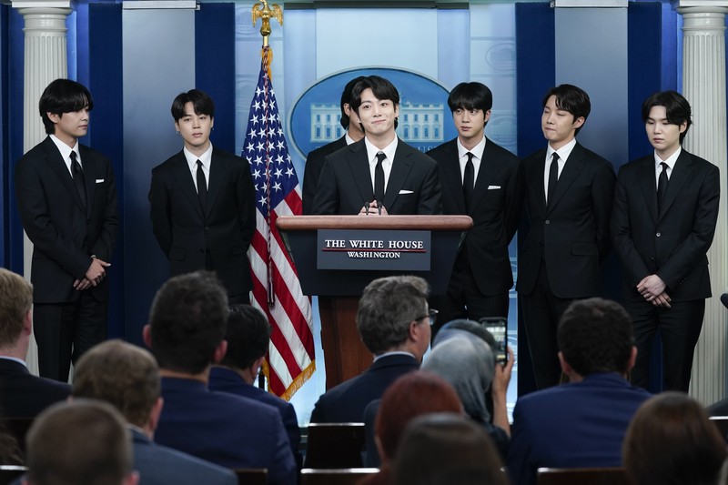 Anggota pop Korea Selatan (K-pop) BTS berbincang dengan sekretaris pers Gedung Putih Karine Jean-Pierre selama pengarahan harian sebelum bertemu Presiden AS Joe Biden di Gedung Putih di Washington, Selasa (31/5/2022). Anggota BTS akan bertemu dengan Presiden AS Joe Biden untuk membahas tentang inklusi dan representasi Asia, dan menangani kejahatan kebencian dan diskriminasi anti-Asia. (AP Photo/Susan Walsh)