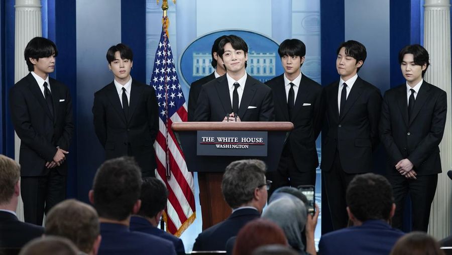 Anggota pop Korea Selatan (K-pop) BTS bersama dengan sekretaris pers Gedung Putih Karine Jean-Pierre selama pengarahan harian sebelum bertemu Presiden AS Joe Biden di Gedung Putih di Washington, Selasa (31/5/2022). Anggota BTS akan bertemu dengan Presiden AS Joe Biden untuk membahas tentang inklusi dan representasi Asia, dan menangani kejahatan kebencian dan diskriminasi anti-Asia. (AP Photo/Evan Vucci)
