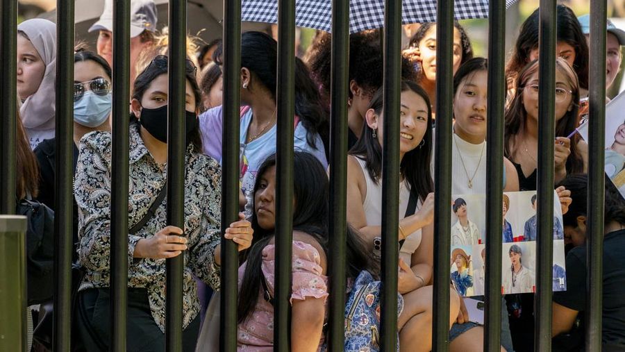 (Kiri-Kanan) Jimin, Jungkook, RM dan Jin personil pop Korea Selatan BTS berbicara pada konferensi pers seblum bertemu Presiden AS Joe Biden di Gedung Putih, Washington, DC, Selasa (31/5/2022). Anggota BTS akan bertemu dengan Presiden AS Joe Biden untuk membahas tentang inklusi dan representasi Asia, dan menangani kejahatan kebencian dan diskriminasi anti-Asia. (Photo by Kevin Dietsch / GETTY IMAGES NORTH AMERICA / Getty Images via AFP)