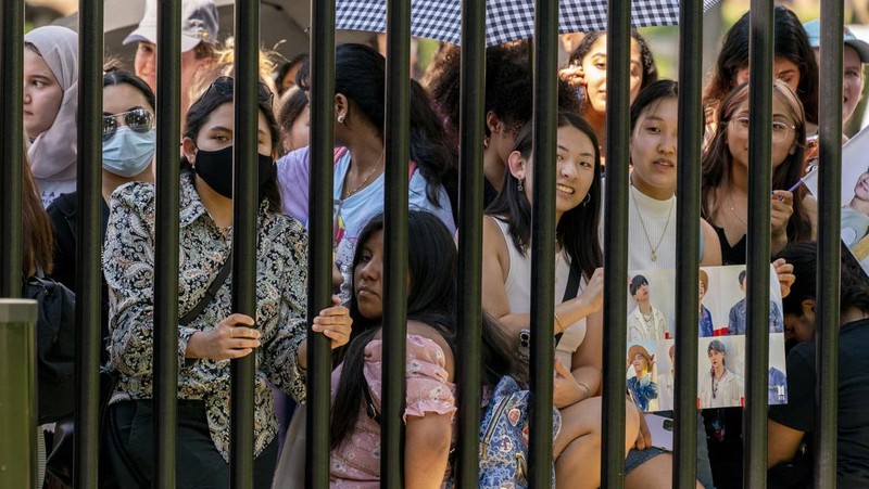 (Kiri-Kanan) Jimin, Jungkook, RM dan Jin personil pop Korea Selatan BTS berbicara pada konferensi pers seblum bertemu Presiden AS Joe Biden di Gedung Putih, Washington, DC, Selasa (31/5/2022). Anggota BTS akan bertemu dengan Presiden AS Joe Biden untuk membahas tentang inklusi dan representasi Asia, dan menangani kejahatan kebencian dan diskriminasi anti-Asia. (Photo by Kevin Dietsch / GETTY IMAGES NORTH AMERICA / Getty Images via AFP)