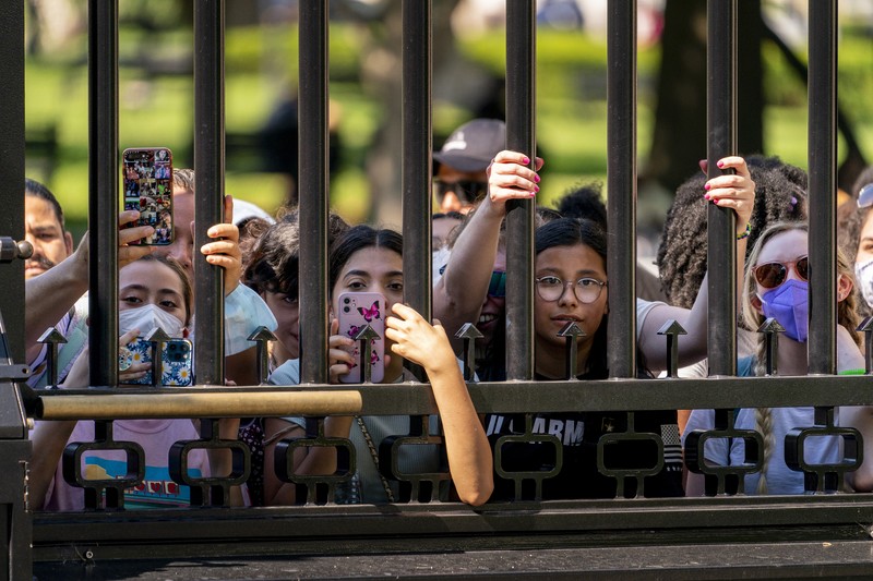 Anggota pop Korea Selatan (K-pop) BTS berbincang dengan sekretaris pers Gedung Putih Karine Jean-Pierre selama pengarahan harian sebelum bertemu Presiden AS Joe Biden di Gedung Putih di Washington, Selasa (31/5/2022). Anggota BTS akan bertemu dengan Presiden AS Joe Biden untuk membahas tentang inklusi dan representasi Asia, dan menangani kejahatan kebencian dan diskriminasi anti-Asia. (AP Photo/Susan Walsh)