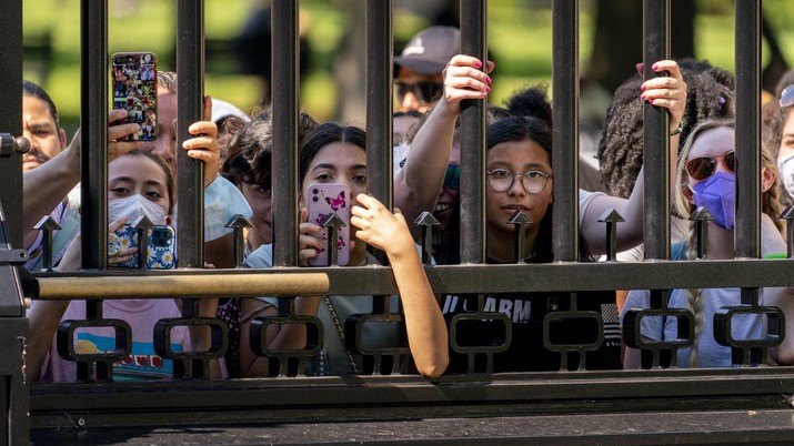 Pertemuan Presiden AS Joe Biden dengan BTS Penggemar pop Korea Selatan (K-pop) BTS berdiri di sepanjang Pennsylvania Avenue di gerbang North Lawn saat grup tersebut mengunjungi Gedung Putih di Washington, Selasa (31/5/2022). Anggota BTS akan bertemu dengan Presiden AS Joe Biden untuk membahas tentang inklusi dan representasi Asia, dan menangani kejahatan kebencian dan diskriminasi anti-Asia. (AP Photo/Andrew Harnik)
