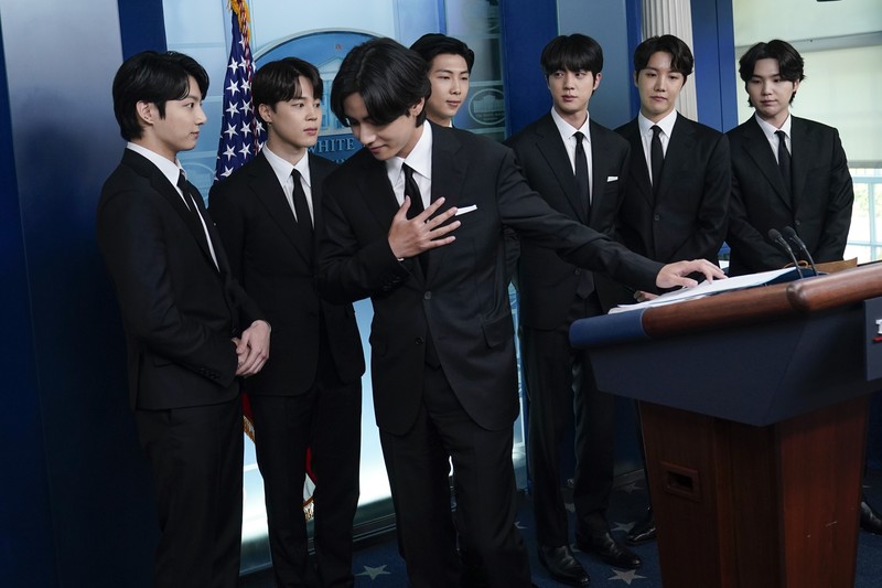 Anggota pop Korea Selatan (K-pop) BTS berbincang dengan sekretaris pers Gedung Putih Karine Jean-Pierre selama pengarahan harian sebelum bertemu Presiden AS Joe Biden di Gedung Putih di Washington, Selasa (31/5/2022). Anggota BTS akan bertemu dengan Presiden AS Joe Biden untuk membahas tentang inklusi dan representasi Asia, dan menangani kejahatan kebencian dan diskriminasi anti-Asia. (AP Photo/Susan Walsh)