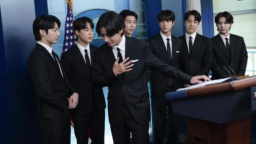 Anggota pop Korea Selatan (K-pop) BTS memberikan keterangan pers sebelum bertemu Presiden AS Joe Biden di Gedung Putih di Washington, Selasa (31/5/2022). Anggota BTS akan bertemu dengan Presiden AS Joe Biden untuk membahas tentang inklusi dan representasi Asia, dan menangani kejahatan kebencian dan diskriminasi anti-Asia. (AP Photo/Susan Walsh)