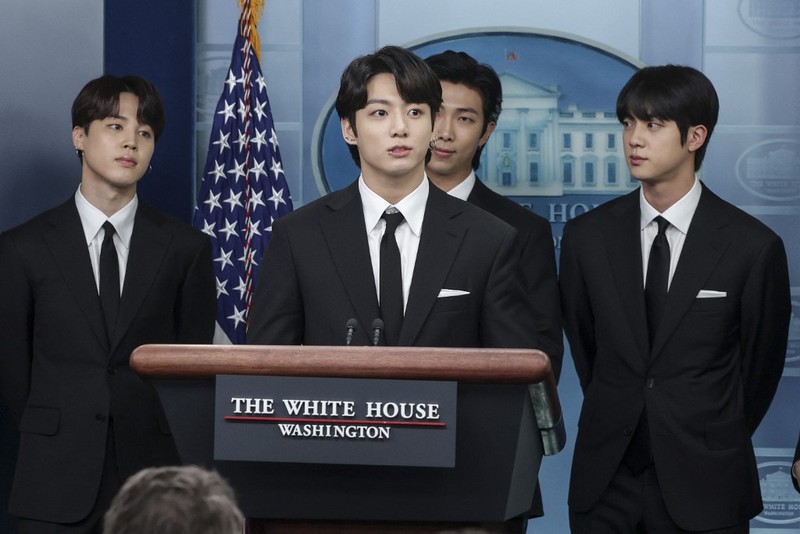 Anggota pop Korea Selatan (K-pop) BTS berbincang dengan sekretaris pers Gedung Putih Karine Jean-Pierre selama pengarahan harian sebelum bertemu Presiden AS Joe Biden di Gedung Putih di Washington, Selasa (31/5/2022). Anggota BTS akan bertemu dengan Presiden AS Joe Biden untuk membahas tentang inklusi dan representasi Asia, dan menangani kejahatan kebencian dan diskriminasi anti-Asia. (AP Photo/Susan Walsh)